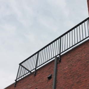 balustrade in gelakt aluminium met verticale staven