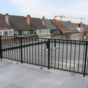 terrasafsluiting in gelakt aluminium met verticale staven